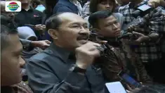 Fredrich juga menyampaikan kekecewaannya terhadap penyidik KPK karena telah memaksa masuk ke rumahnya dan membentak keluarganya.
