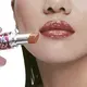 Tren glazed lips menghadirkan bibir berkilau dengan tampilan lembap dan juicy. (Foto/Dok: YSL Beauty Indonesia)