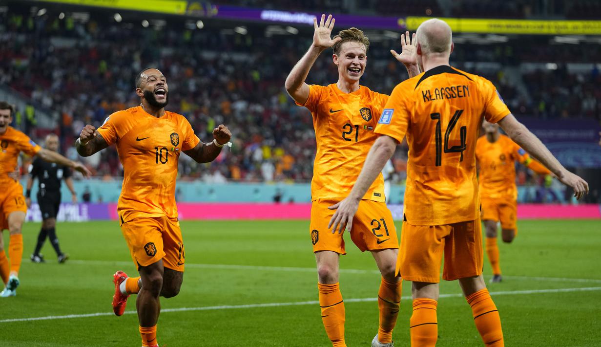 Di masa injury time yang berdurasi 10 menit, Timnas Belanda berhasil mencetak gol kedua saat injury time memasuki menit ke-6. Gol dicetak lewat aksi pemain pengganti, Davy Klaassen lewat sepakan kaki kiri dari dalam kotak penalti yang gagal dibendung Edouard Mendy. (AP/Petr David Josek)
