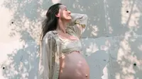 Julie Estelle Pamer Maternity Shoot Kehamilan Anak Kedua, Tampil Elegan dan Natural