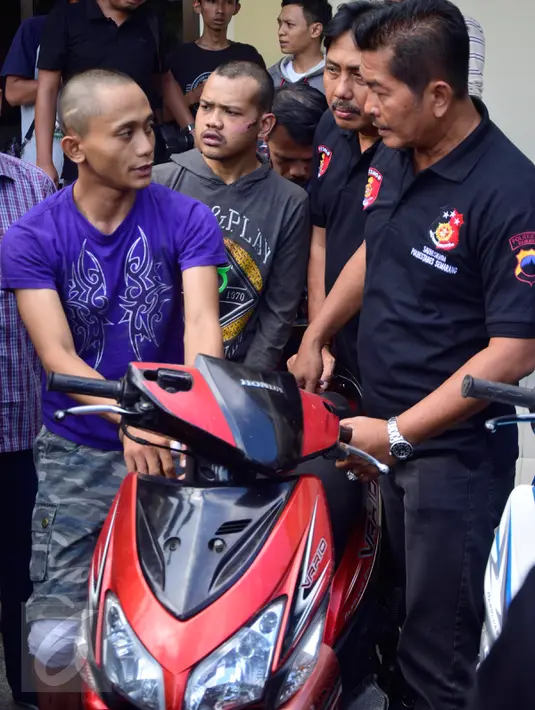 Petugas menginterogasi pelaku pencurian dan perampasan sepeda motor di kota Semarang dan sekitarnya, di Polrestabes Semarang, Minggu (5/6). Tiga pelaku beserta barang bukti puluhan motor digelandang ke Polrestabes Semarang. (Liputan6.com/Gholib)