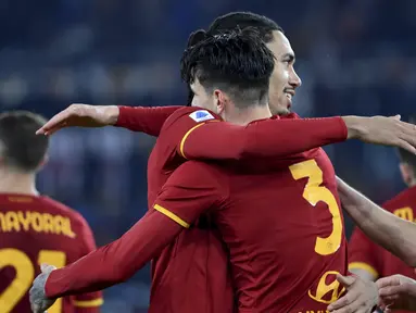 Bek AS Roma, Roger Ibanez (kanan) merayakan gol yang dicetaknya ke gawang Spezia pada pekan ke-17 Liga Italia 2021/2022 di Olimpico, Selasa (14/12/2021) dini hari WIB. AS Roma berhasil mendulang tiga poin setelah mengalahkan tim tamu Spezia dengan skor 2-0. (Alfredo Falcone/LaPresse via AP)