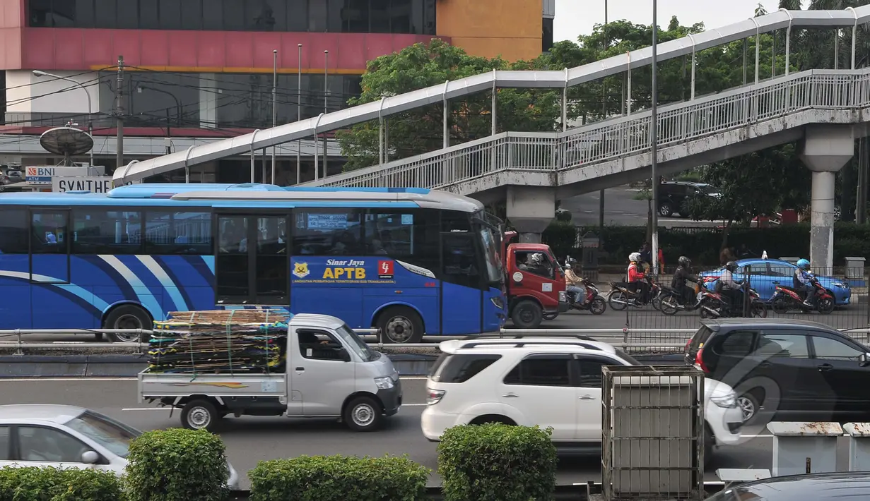 Gubenur Provinsi DKI Jakarta Basuki Tjahaja Purnama mengakui APTB adalah proyek gagal hasil permainan oknum yang menyalahgunakan kebijakan Pemprov DKI, Jakarta, Kamis (7/5/2015). (Liputan6.com/Herman Zakharia)