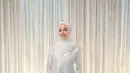 Baju kurung satin warna putih dengan aksen bordiran di tepian juga tak kalah elegan. Padukan dengan hijab warna senada. [@anisharsnh/@mateen_anishh/@tehfirdaus]