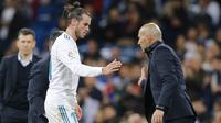 Striker Real Madrid, Gareth Bale, meninggalkan lapangan saat melawan Celta Vigo pada laga La Liga di Stadion Santiago Bernabeu, Sabtu (12/5/2018). Real Madrid menang 6-0 atas Celta Vigo. (AP/Paul White)