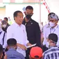 Presiden Joko Widodo (Jokowi) menyaksikan penyerahan bantuan subsidi upah (BSU) tahun 2022 di Kota Bau Bau, Sulawesi Tenggara, Selasa (27/9/2022). (Dok Kemnakar)