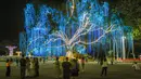 Acara ini menampilkan pameran bunga, instalasi cahaya, dan pertunjukan budaya yang spektakuler untuk mempromosikan pariwisata lokal. Tampak dalam foto, pengunjung menikmati suasana Charming Chiang Mai Flower Festival di Chiang Mai, Thailand, pada Kamis (11/12/2025). (Bola.com/Bagaskara Lazuardi)