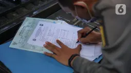 Petugas Satpol PP mendata warga yang tidak menggunakan masker di kawasan Pasar Baru, Jakarta, Jumat (21/8/2020). Sanksi tersebut dilakukan sebagai bagian dari upaya pencehagan penyebaran virus covid-19. (Liputan6.com/Immanuel Antonius)