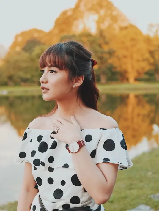 Chelsea tampil cantik dengan mengenakan busana putih dengan motif polakdot. "Remember what makes you unique and hold on to it," tulisnya sebagai keterangan foto. (Foto: instagram.com/chelseaoliviaa)