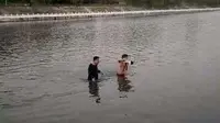 Seorang dokter secara berani melompat ke sebuah sungai untuk menyelamatkan bayi yang dilempar ke dalam air.