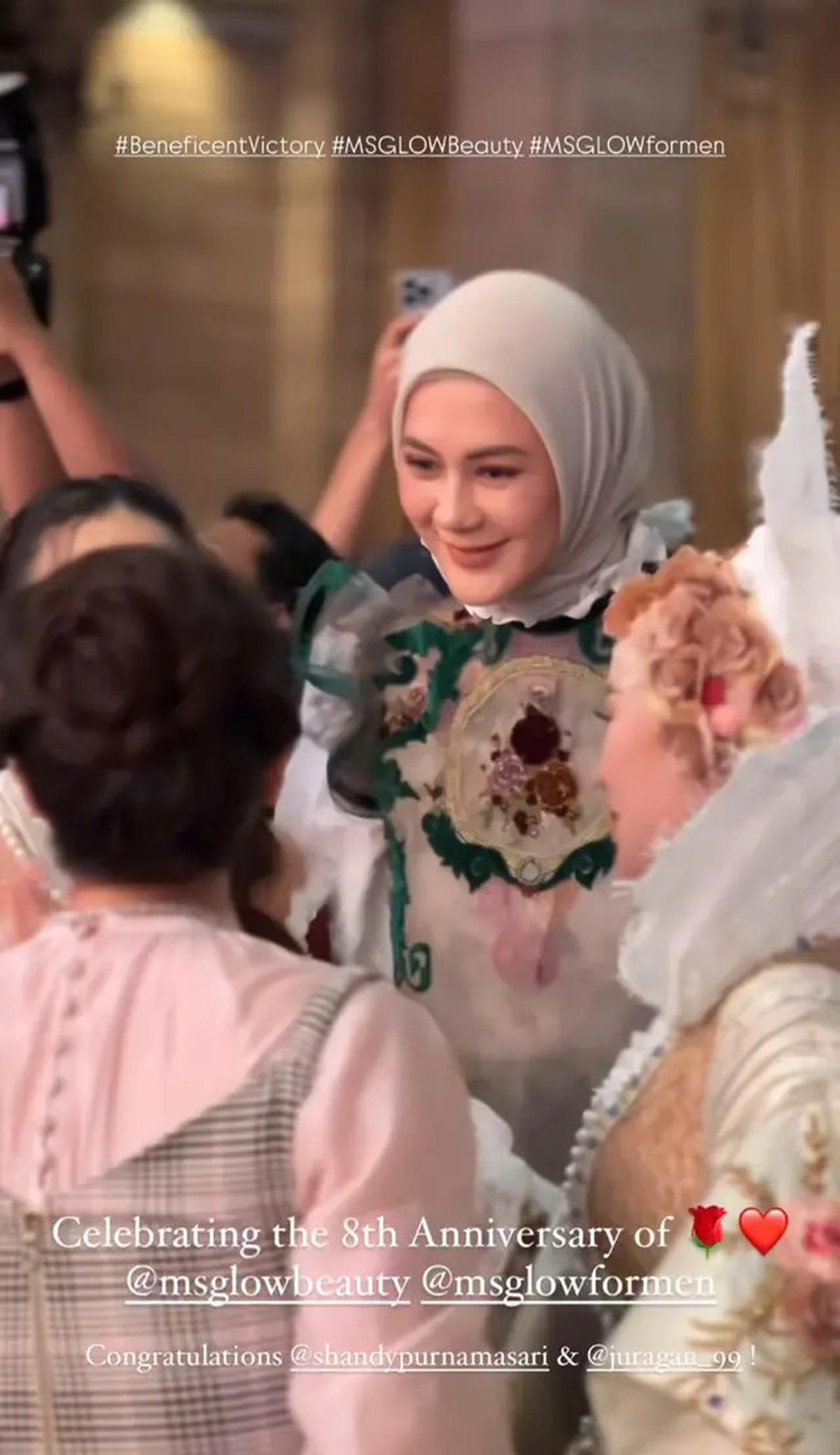 Pesona Paula Verhoeven di 8th Anniversary MS Glow, Anggun dalam Balutan Modest Fashion