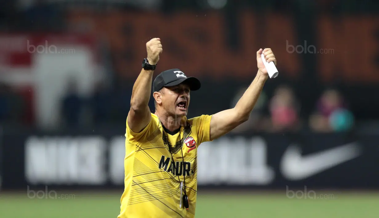 Pelatih Madura United, Gomes de Oliviera mombasa timnya bertengger pada peringkat keempat klasemen Liga 1 2017 dengan statistik 15 kali menang, enam kali seri dan enamel kali kalah. (Bola.com/Nicklas Hanoatubun)