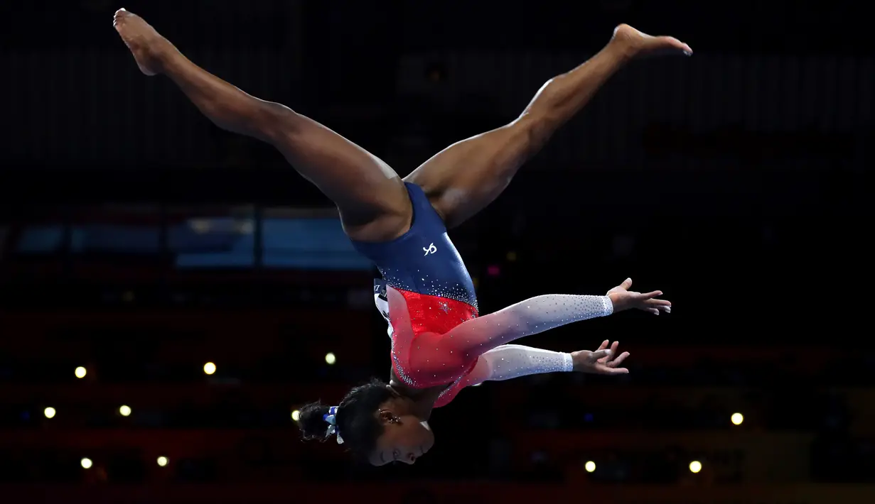 Pesenam Amerika Serikat (AS), Simone Biles beraksi di balok keseimbangan pada Kejuaraan Dunia Senam di Stuttgart, Jerman, Selasa (10/9/2019). Ini untuk ketiga kalinya Stuttgart menjadi tuan rumah bagi ajang yang digelar mulai 4 Oktober sampai 13 Oktober mendatang. (AP/Matthias Schrader)