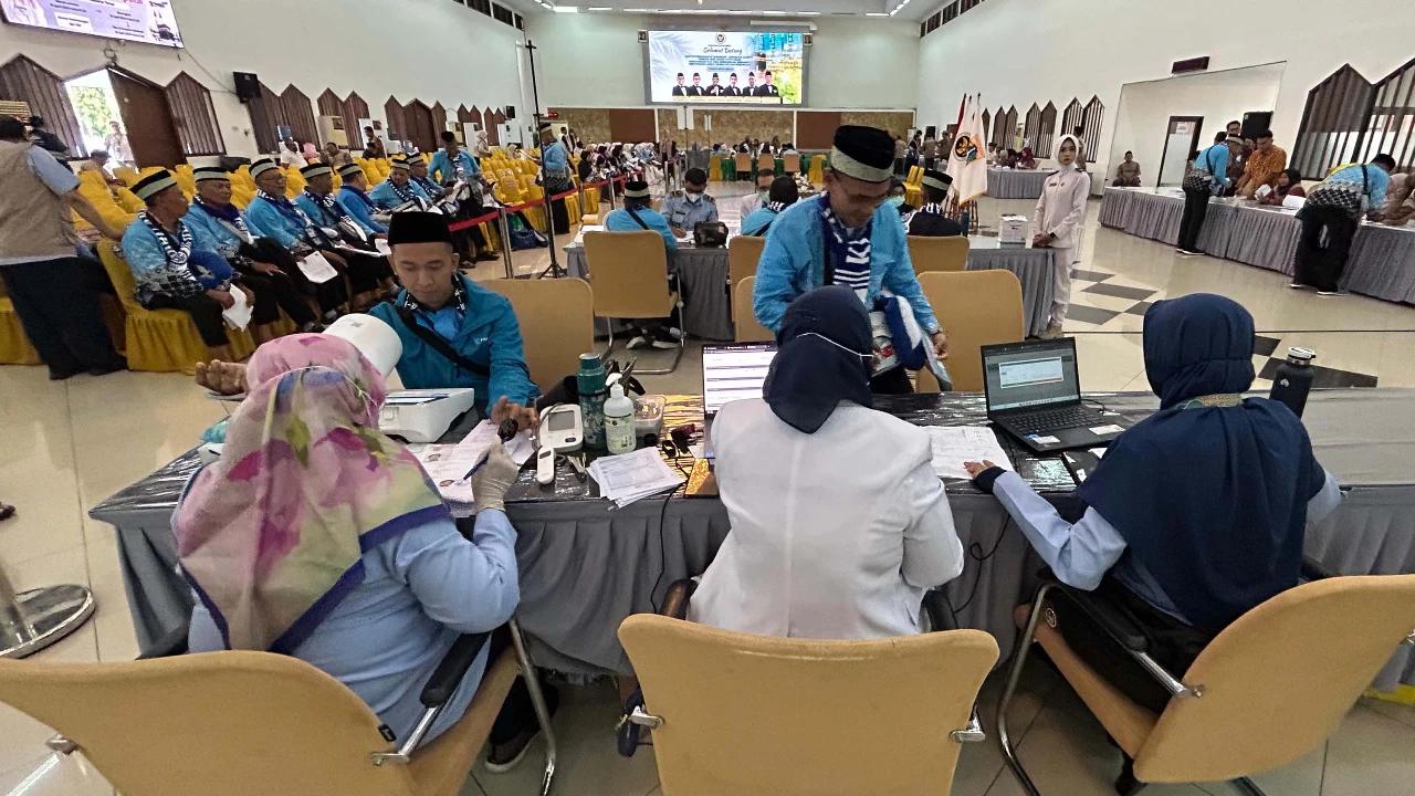 FOTO: Kloter Pertama Jemaah Haji Jakarta Mulai Masuki Asrama Pondok Gede