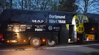 Kendaraan polisi terparkir di depan bus tim Borussia Dortmund yang rusak terkena ledakan di Dortmund, Jerman Barat, Selasa (11/4). Bus membawa pemain Borussia Dortmund untuk pertandingan perempat final Liga Champions melawan Monaco. (Patrik STOLLARZ/AFP)