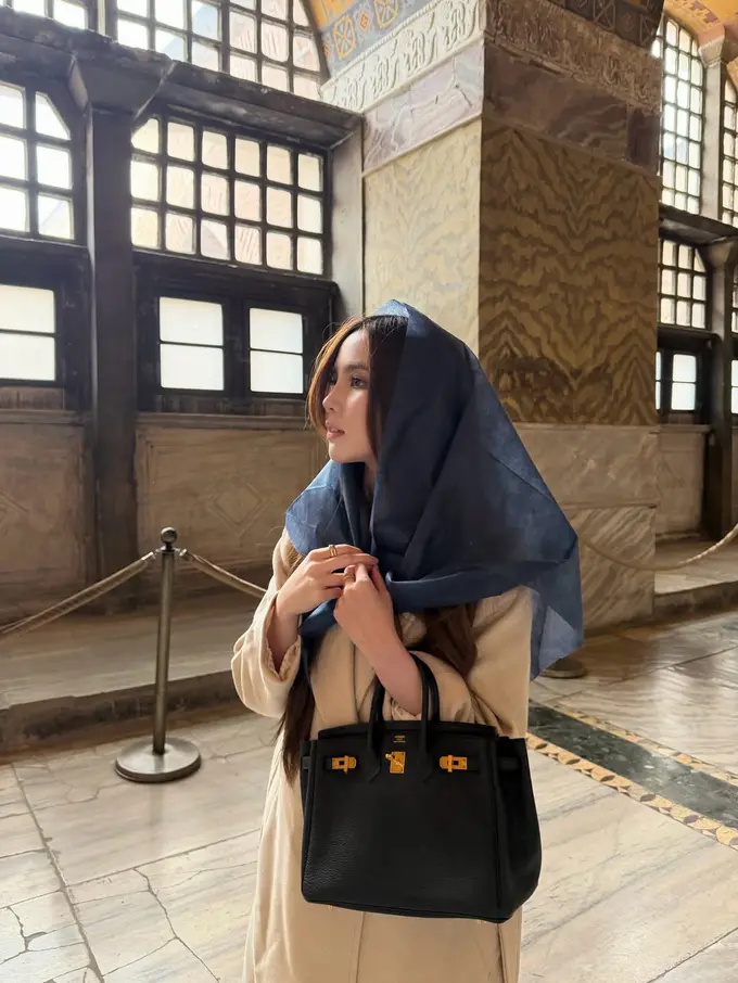 Gaya Santun Agatha Chelsea Saat Berkunjung ke Masjid Hagia Sophia, Elegan dalam Balutan Long Coat dan Kerudung