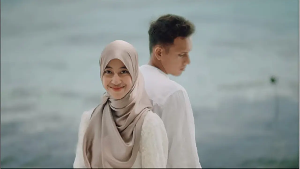 Foto prewed Adiba Khanza dan Egy Maulana bisa dijadikan inspirasi untuk para calon pengantin yang ingin terlihat romantis meski tak bersentuhan