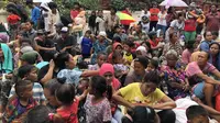 Ratusan pengemis memadati halaman Wihara Dharma Bakti, Petak Sembilan, Glodok, Jakarta Barat, Senin (4/2/2019). Mereka menunggu sedekah para pengunjung wihara yang ingin berbagi rezeki.