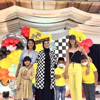 Sosok yang tak ketinggalan hadir adalah Nia Ramadhani. Ia tampil santai black spaghetti crop top, dipadukan dengan highwaist pants warna kuning, dan topi. (Instagram/tya_ariestya).