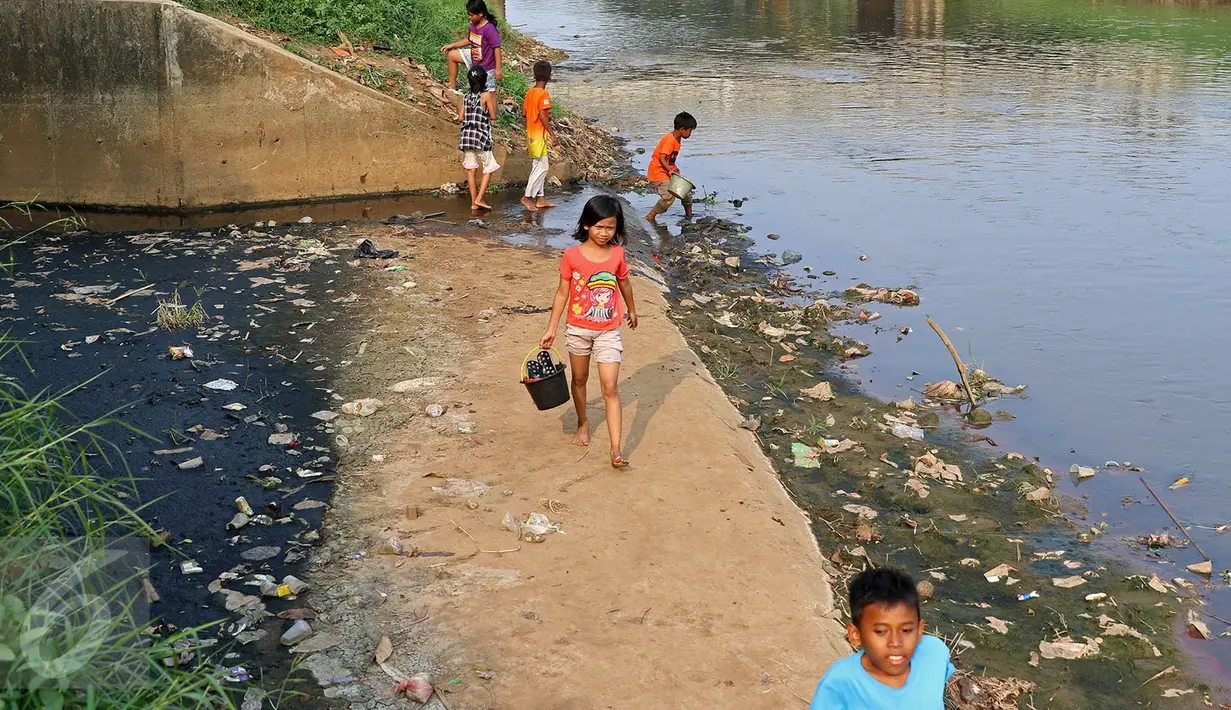 Sejumlah anak mencari ikan dan udang di bantaran Kanal Banjir Timur, Cipinang Muara, Jakarta, Selasa (16/5). Bersama ibu mereka, anak-anak di kawasan tersebut mencari ikan untuk mengisi masa libur sekolah. (Liputan6.com/Immanuel Antonius)