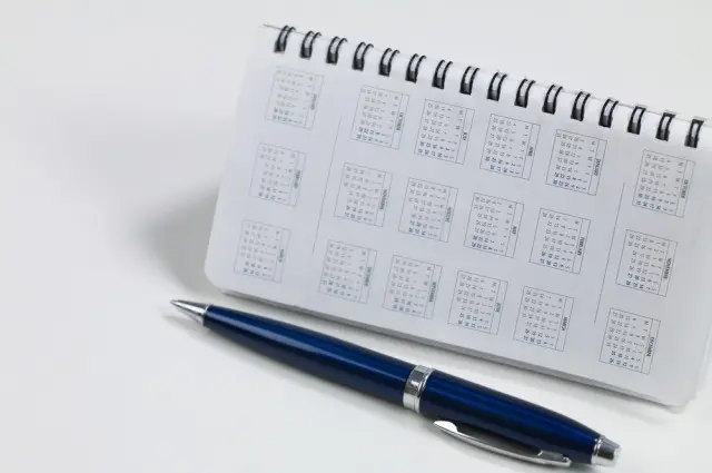 Kalender adalah salah satu barang wajib di atas meja kerja