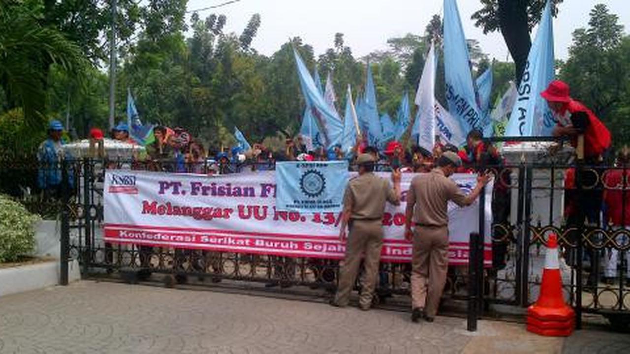 Tuntut pembatalan larangan parkir, massa demo kantor Jokowi