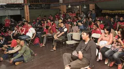 Meski sempat diguyur hujan namun tidak mengurangi antusias para Liverpudlian untuk menyaksikan tim kesayangannya bertanding. (Bola.com/Vitalis Yogi Trisna)