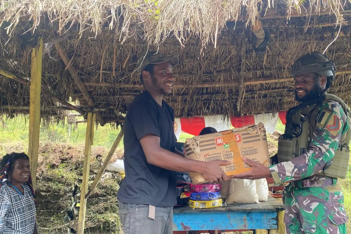 Satgas Yonif 432 Kostrad Berbagi Sembako di Kampung Mbuwa, Wujud Pengabdian untuk Papua