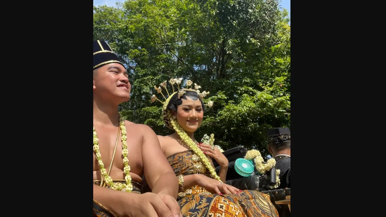 Pada hari ini, Minggu (11/12/2022), pasangan mempelai Kaesang Pangarep dan Erina Gudono menggelar upacara adat Ngunduh Mantu di Loji Gandrung Solo, Jawa Tengah.
