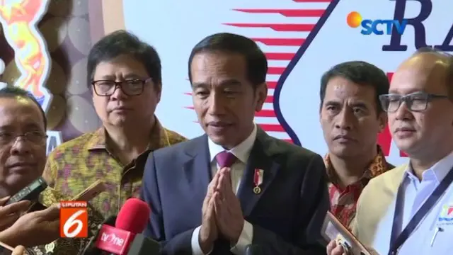 Presiden Jokowi berharap masyarakat bisa bersikap dewasa dan menghormati perbedaan politik masing-masing orang.