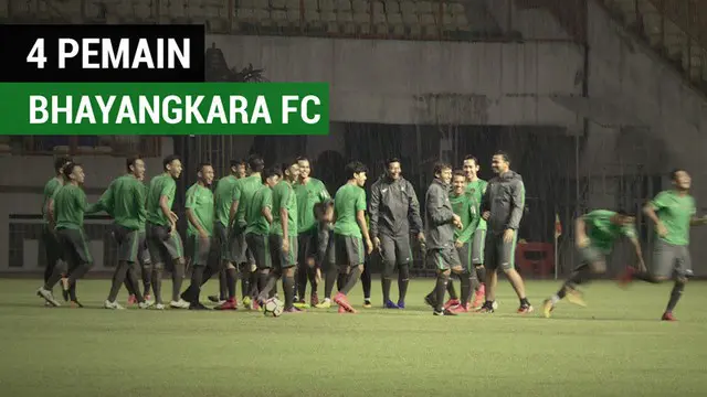 Berita video momen 4 pemain Bhayangkara FC harus mengalami hal yang satu ini saat latihan Timnas Indonesia U-23 di Stadion Wibawa Mukti, Cikarang, pada Selasa (14/11/2017).