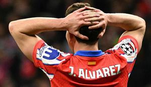 Pemain depan Atletico Madrid asal Argentina bernomor punggung 19, Julian Alvarez, bereaksi selama pertandingan leg kedua babak 16 besar Liga Champions UEFA antara Club Atletico de Madrid dan Real Madrid CF di stadion Metropolitano di Madrid, Kamis dini hari WIB (13-3-2025). (JAVIER SORIANO/AFP)