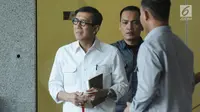 Menteri Hukum dan HAM Yasonna H Laoly (kanan) sesaat jelang meninggalkan gedung KPK usai diperiksa, Jakarta, Rabu (10/1). Yasonna diperiksa sebagai saksi untuk tersangka ASS dalam penyidikan dugaan korupsi proyek e-KTP. (Liputan6.com/Helmi Fithriansyah)