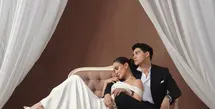Sesi foto yang dilakukan di studio ini memperlihatkan sisi romantis dan stylish dari pasangan selebriti yang tengah jadi sorotan publik ini. [@lunamaya].