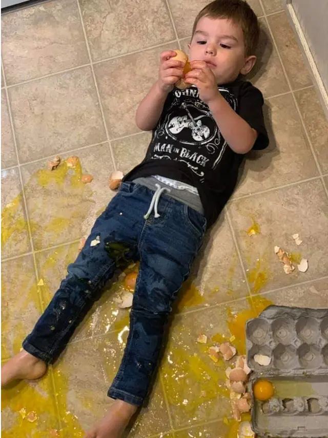6 Tingkah Absurd Anak Kecil saat Dilarang Makan Ini Justru Makin Nekat Dilakukan