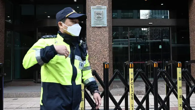 Kedutaan Besar Israel di Seoul, Korea Selatan jadi sorotan karena menayangkan video skenario khayalan di mana warga Korea diserang oleh penyerang bertopeng di Seoul, merujuk pada Hamas. (AFP)