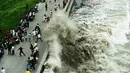 Gelombang air pasang menghantam penghalang di tepi Sungai Qiantang di Hangzhou, provinsi Zhejiang, Tiongkok, 4 Oktober 2016. Meski berbahaya, wisatawan gemar berkumpul untuk menyaksikan fenomena ini. (REUTERS)