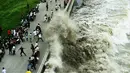 Gelombang air pasang menghantam penghalang di tepi Sungai Qiantang di Hangzhou, provinsi Zhejiang, Tiongkok, 4 Oktober 2016. Meski berbahaya, wisatawan gemar berkumpul untuk menyaksikan fenomena ini. (REUTERS)