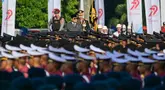 Presiden Republik Indonesia, Prabowo Subianto (tengah) didampingi Kepala Kepolisian Republik Indonesia (Kapolri) Jenderal Polisi Listyo Sigit Prabowo memeriksa pasukan saat perayaan puncak Hari Bhayangkara ke-79 yang diselenggarakan di Lapangan Monumen Nasional (Monas), Jakarta pada Selasa 1 Juli 2025. (BAY ISMOYO/AFP)