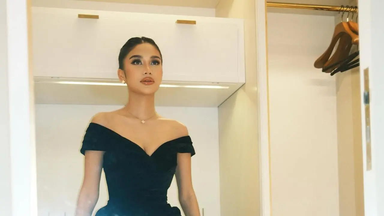 Fuller Lips dan Gaun Off-Shoulder bak Princess, Gaya Azizah Salsha di Resepsi Kedua Luna Maya dan Maxime Bouttier