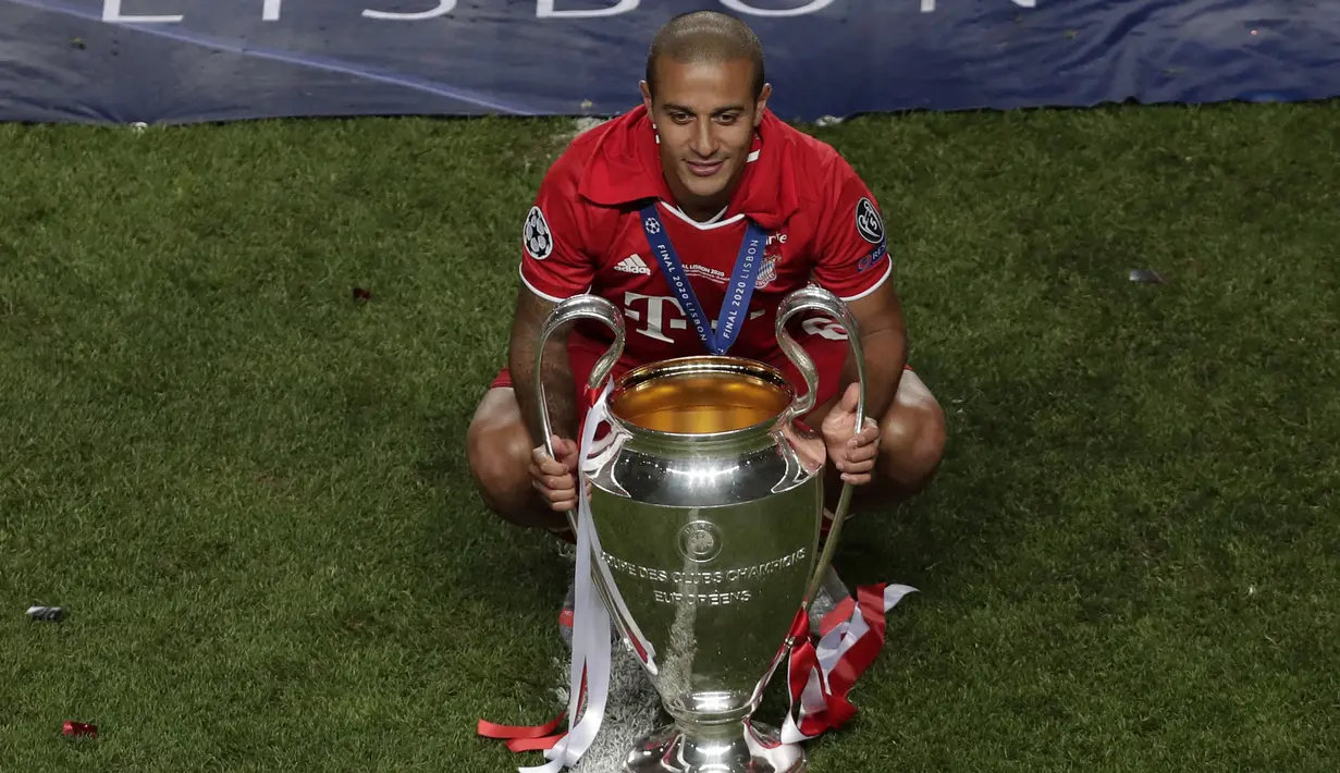 Gelandang Bayern Munchen, Thiago Alcantara berpose dengan trofi Liga Champions usai mengalahkan Paris Saint-Germain pada babak final di stadion Luz di Lisbon pada 23 Agustus 2020. Liverpool mengikat gelandang 29 tahun itu dengan kontrak berdurasi empat tahun. (AFP/Manu Fernandez)