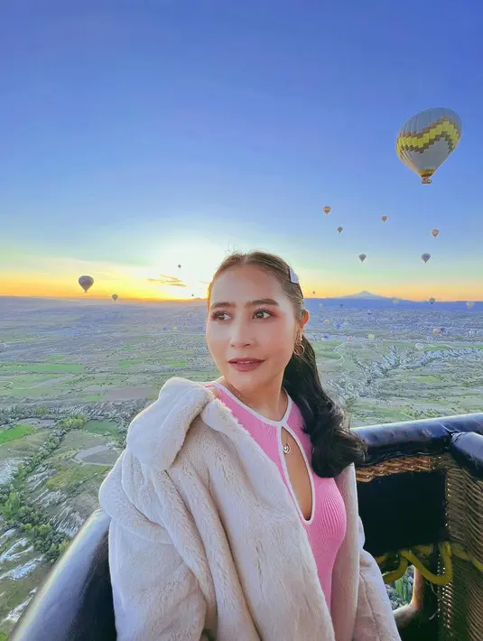 Prilly Latuconsina mengenakan cutout dress berwarna pink yang membuatnya tampil feminin. Dress cutout ini dilapisi dengan mantel bulu berwarna cokelat. Rambutnya pun hanya ditata bergaya ponytail belah tengah yang membuatnya makin terlihat rupawan. (instagram/prillylatuconsina96)