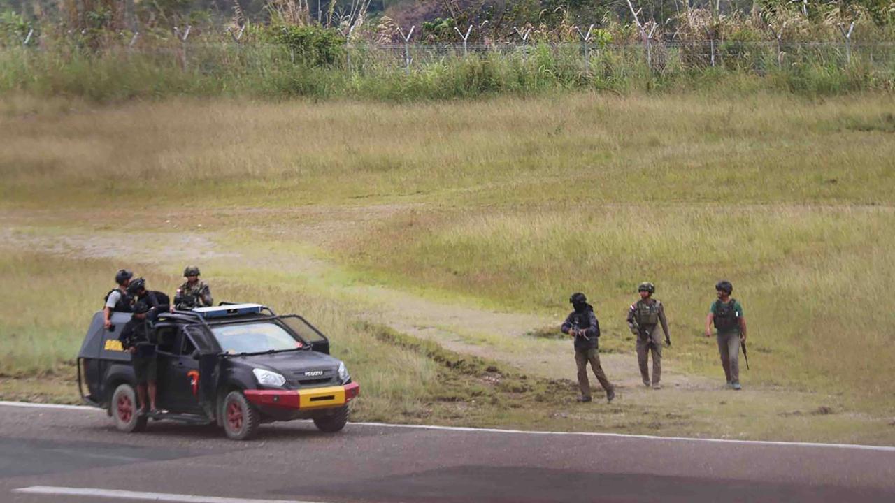 FOTO: Satgas Operasi Damai Cartenz Amankan Bandara Bilogai Sugapa