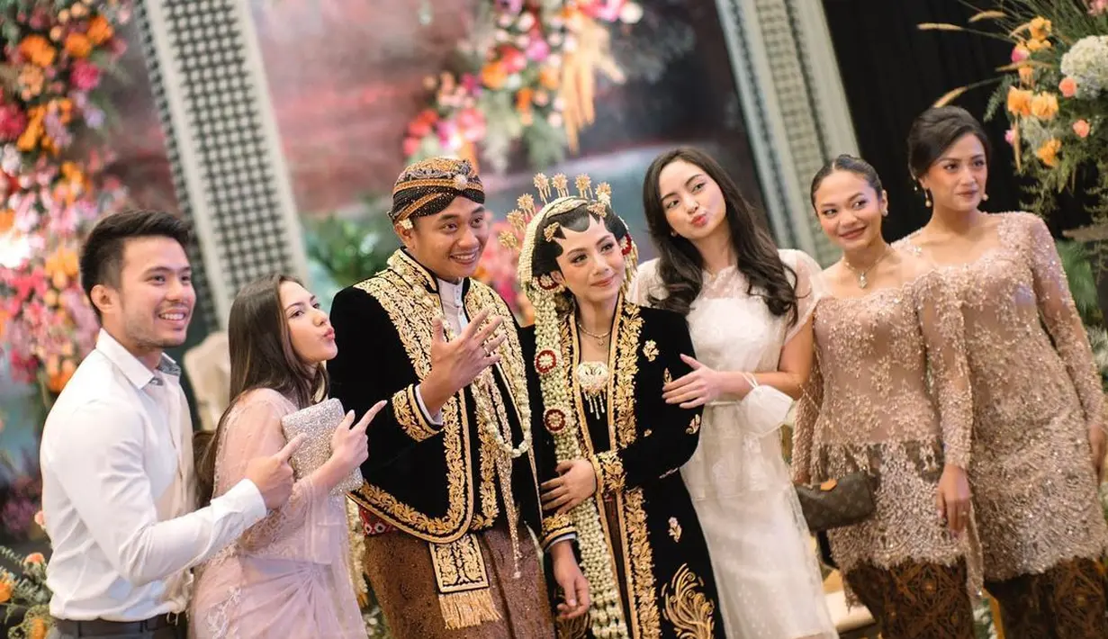 Beberapa waktu kalu, kakak laki-lakinya, Ahmad Dekatama baru saja menikah. Penampilan Amel Carla pun mencuri perhatian publik. (instagram/amelcarla)