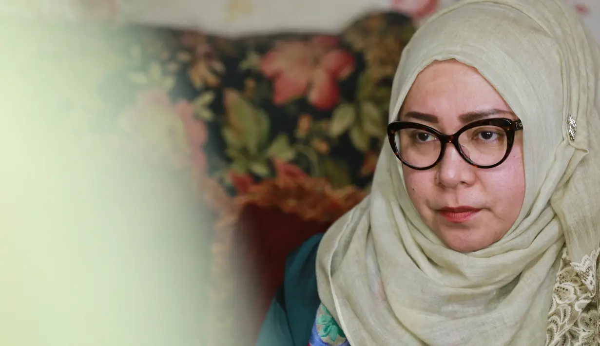 "Kenapa pengen pergi padahal harus siap ga balik lagi? Karena saya melihatnya saya cuma bisa nyanyi, cuma bisa menggalang dana, ga bisa turun ke lapangan," kata Melly di kediamannya, beberapa waktu lalu. (Adrian Putra/Bintang.com)