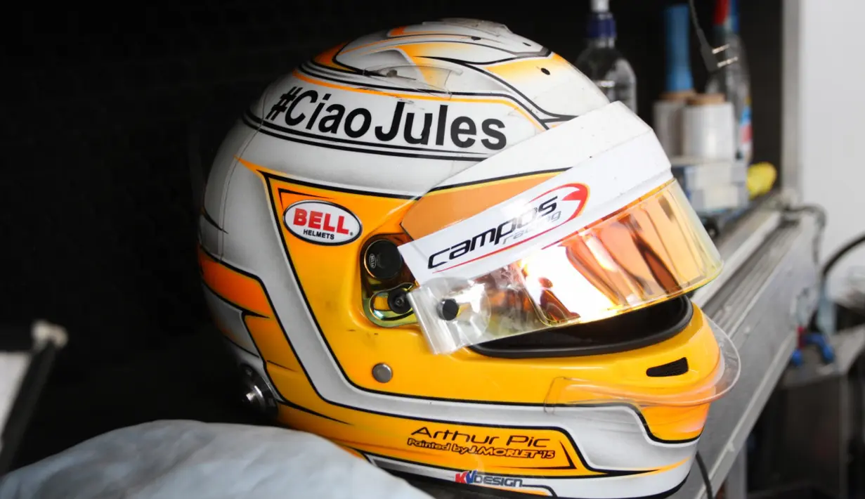 Helm rekan satu tim Rio Haryanto, Arthur Pic, dengan tagar #Ciao Jules. (Bola.com/Reza Khomaini)