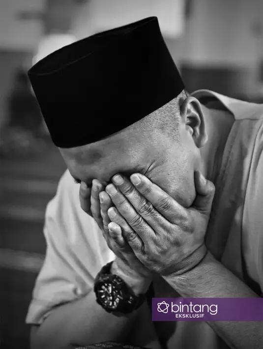 "Bener memang cuma pertolongan Allah cuma melalui manusia. Sekarang saya harus rajin beribadah, berdoa minta kemurahan Allah, kemudahan Allah," ujar Saipul Jamil saat ditemui di Lapas Cipinang, Jakarta Timur, Senin (7/8/2017). (Bambang E. Ros/Bintang.com)