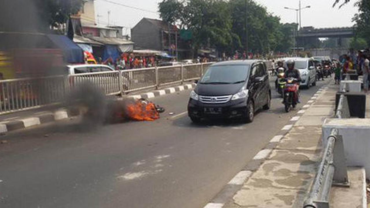 Bentrok FBR vs warga di Pasar Gembrong, 1 motor dibakar