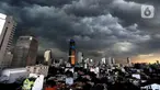 Awan kumulonimbus menyelimuti langit di kawasan Thamrin, Jakarta, Senin (23/12/2019). Badan Meteorologi Klimatologi dan Geofisika (BMKG) memprediksi kawasan Jabotabek berpotensi mengalami peningkatan curah hujan selama sepekan mendatang. (merdeka.com/Arie Basuki)
