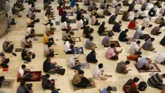 Jemaah melaksanakan ibadah salat Jumat di Masjid Istiqlal, Jakarta, Jumat (11/2/2022). Di tengah lonjakan kasus Covid-19 di DKI, Masjid Istiqlal melakukan pembatasan jumlah jemaah maksimal 50 persen serta jam operasional pengunjung untuk shalat. (Liputan6.com/Herman Zakharia)